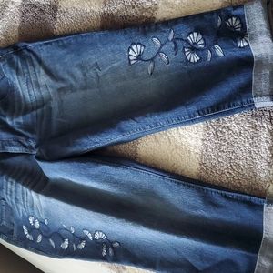 Faded glory size 24W Capri denim jeans with cute embroidery 20$